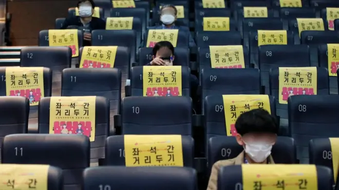 개편된 거리두기 조치가 실시되면 PC방과 영화관 등은 좌석간 거리두기를 하지 않고도 운영이 가능해진다