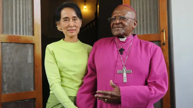 Desmond Tutu, 85 ans, lui aussi prix Nobel de la paix, reconnu pour avoir lutté contre le régime raciste de l'apartheid, est toujours considéré comme la conscience morale du pays.