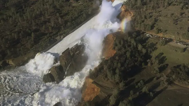 Foto aérea de la represa desbordada.