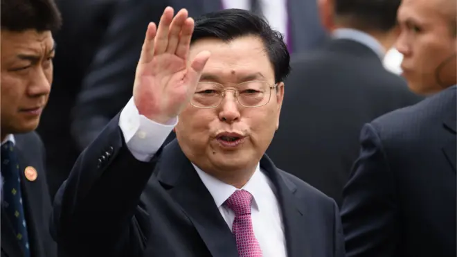 张德江在澳门机场向记者挥手（8/5/2017）