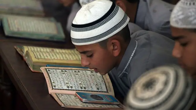 وفاق المدارس کے مطابق اس وقت ملک میں مدارس میں 35 لاکھ طالب علم اور طالبات زیر تعلیم ہیں۔ (فائل فوٹو)