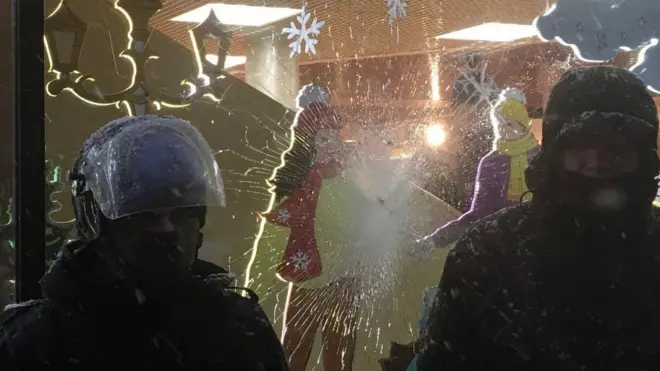 У магазині Roshen неподалік СІЗО СБУ пошкодили вітрину