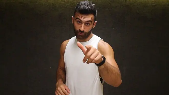 يعتقد ديريل كارتل أن الجراحة لا تحقق الحصول على بطن مثالية