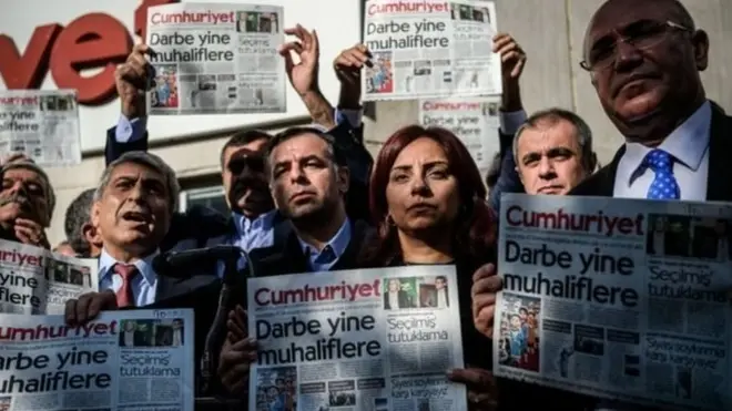 Cumhuriyet gazetesine yapılan operasyon için protesto