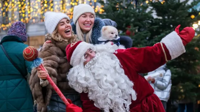 Дід Мороз з перехожими