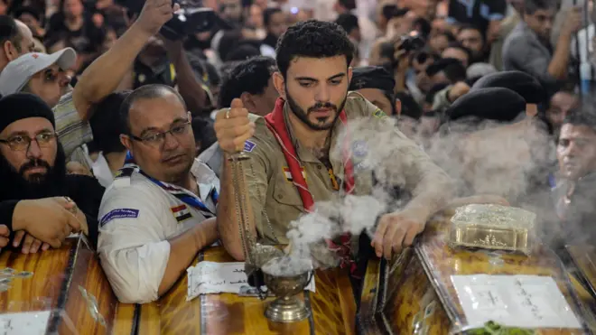 Warga Kristen Koptik di antara puluhan meti yang berisi setidaknya 28 jasad umat Kristen Koptik Mesir yang tewas terbunuh akibat serangan teroris.