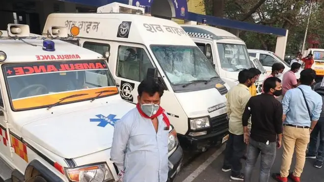 श्मशान के बाहर खड़ी एंबुलेंस