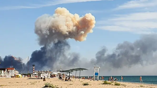 Взрывы на аэродроме в Крыму. Видео