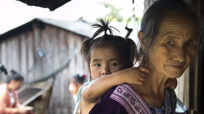 ยาย-หลานในชุมชนม้งแม่สาใหม่ อำเภอแม่ริม จังหวัดเชียงใหม่