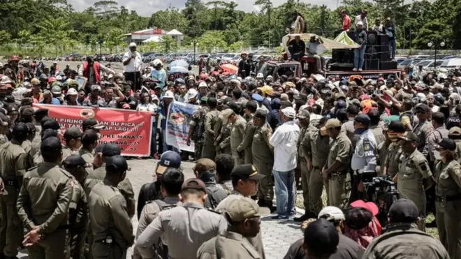 Kaum buruh PT Freeport Indonesia saat melakukan mogok kerja di Mimika, Papua, 17 Februari 2017.