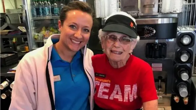 Laraine Maurer dipestakan oleh para sejawat dan pelanggan, yang sebagian besar belum lahir ketika ia mulai bekerja di sana.