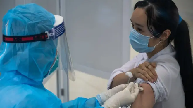 Một nhân viên y tế được tiêm vaccine AstraZeneca Covid-19 tại Bệnh viện Bệnh Nhiệt đới Trung ương vào ngày 8 tháng 3 năm 2021 tại Hà Nội, Việt Nam
