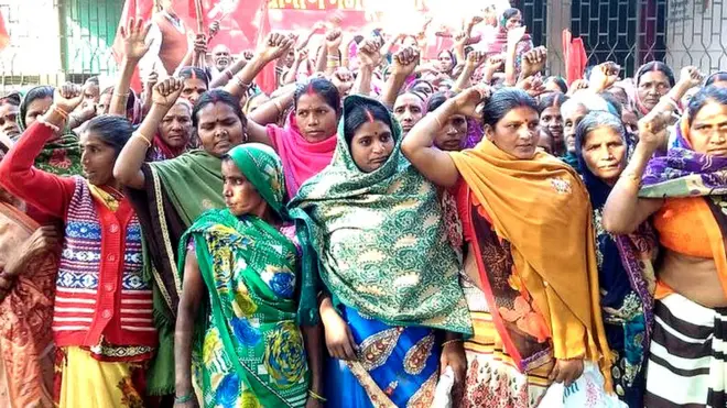 शौचालय अनुदान के लिए प्रदर्शन करती महिलाएं