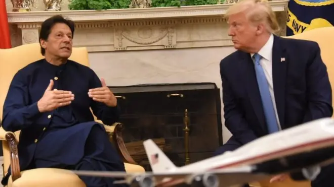 अमरीकी राष्ट्रपति डोनल्ड ट्रंप और पाकिस्तानी प्रधानमंत्री इमरान ख़ान ने व्हाइट हाउस में मुलाकात की है
