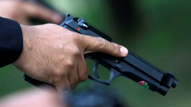 Pengadilan menyebutkan kelompok pembunuh menggunakan pistol dalam melaksanakan 'eksekusi'. (Foto: ilustrasi umum)