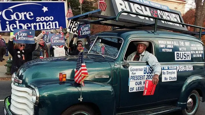 One Bush support dey drive for road wia Gore supporters dey