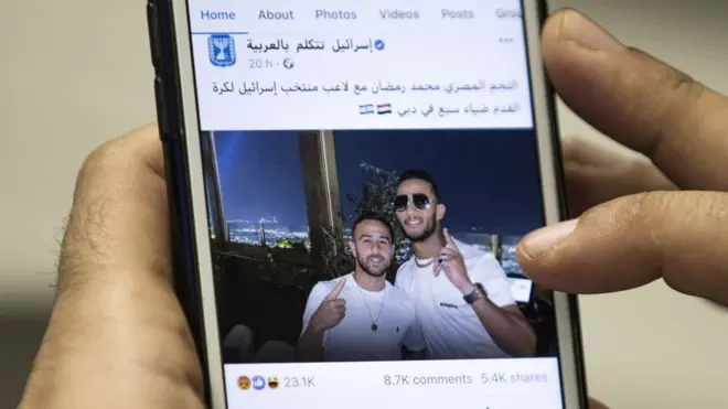 İsrail hükümeti, Mohamed Ramadan'ın İsrailli futbolcu Diaa Saba'yla çektirdiği fotoğrafı paylaştı.