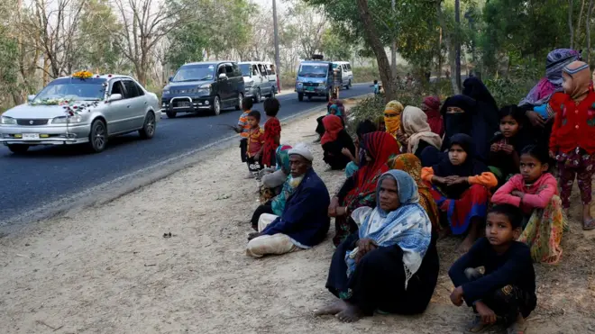 Para pengungsi Rohingya menunggu belas kasih pengguna jalan di dekat kamp pengungsi di Cox's Bazar, Bangladesh.