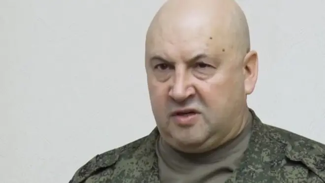 "Успешно противостоим попыткам наступления". Россия отводит войска из оккупированного Херсона