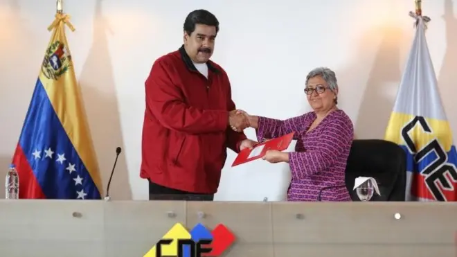 El presidente venezolano Nicolás Maduro entregó este martes al Consejo Nacional Electoral los términos para elegir a los miembros de la Asamblea Constituyente.