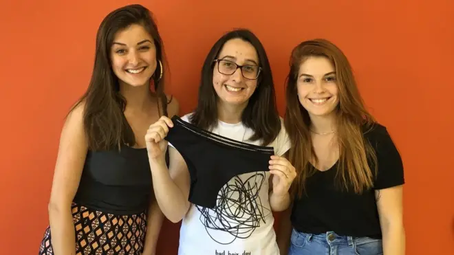 Raíssa Kist, Nicole Zagonel e Francieli Bittencourt se dividem entre a faculdade e a marcacassino pagando rodadas gratiscalcinhas menstruais que criaram, a Herself | Foto: Divulgação