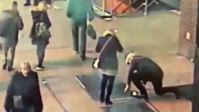 La pareja intentando recuperar la joya.