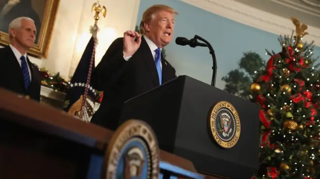 Dalam pernyataan pers di Gedung Putih, Presiden Trump juga mengatakan Israel memiliki hak untuk menentukan ibu kotanya.