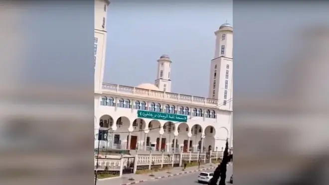 "صلوا في بيوتكم"...مؤذن يبكي خلال أدائه الأذان