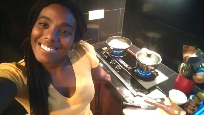 አክሊል ምግብ እየሠራች