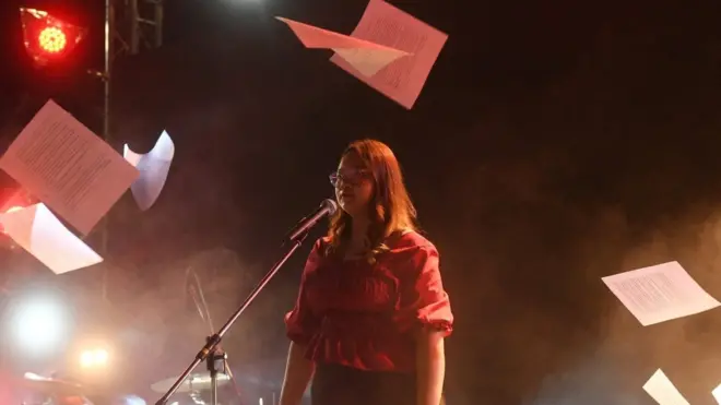 น.ส. ปนัสยา สิทธิจิรวัฒนกุล โปรยกระดาษที่มีเนื้อหา 10 ข้อเรียกร้องในการปฏิรูปสถาบันฯ บนเวที 10 ส.ค. หลังอ่านข้อความจนจบ