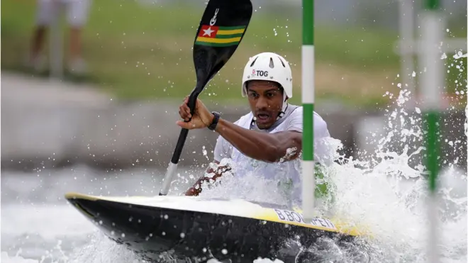 Le canoéiste togolais Benjamin Boukpeti en action aux Jeux olympiques de Pékin 2008