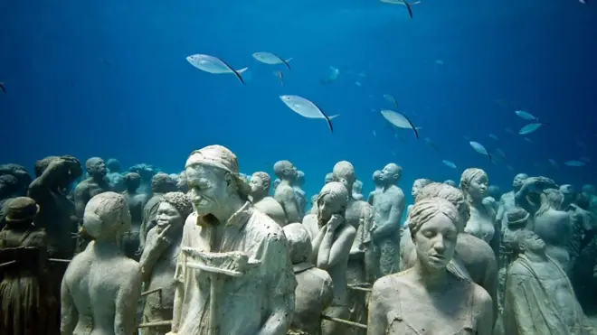 Su altında heykəllər