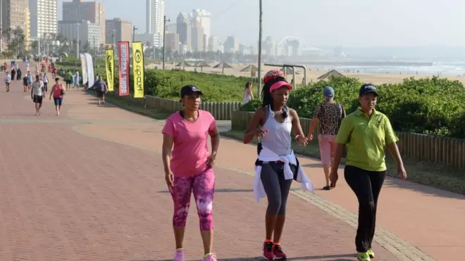Des femmes qui marchent le 16 avril 2017 à Durban, en Afrique du Sud.