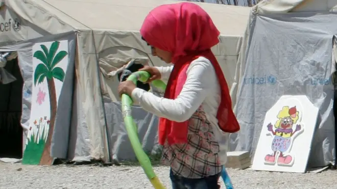 Más de la mitad de los refugiados sirios en Líbano son niños.