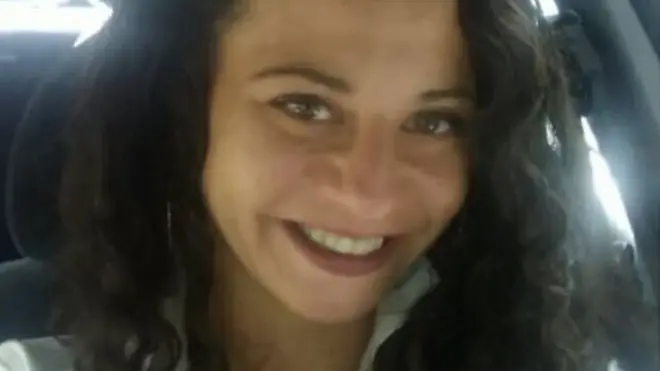 Tammy Fox tewas setelah mobilnya menabrak pohon dan lapangan parkir mobil.