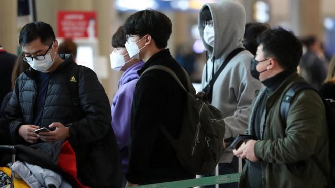 28일 인천국제공항에서 이용객들이 마스크를 쓰고 버스 티켓 구입을 위해 줄 서 있다