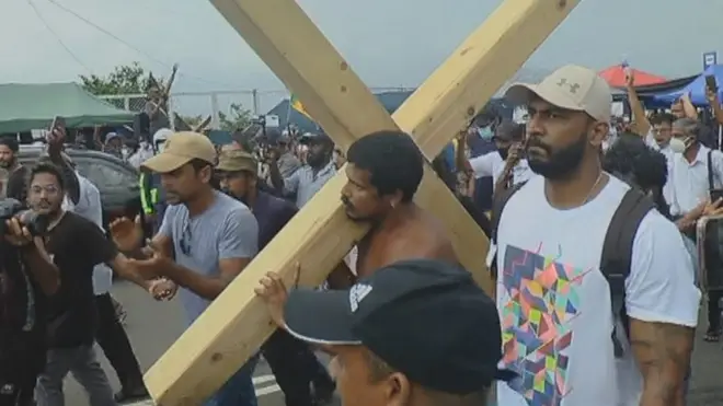 ජෙහාන් අප්පුහාමි කුරුසය කර තබාගෙන ගාලු මුවදොර අරගල භූමියට පැමිණෙයි