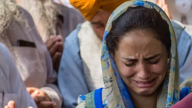 హత్యకు గురైన ఉపాధ్యాయురాలు సుపిందర్ కౌర్ మతదేహం వద్ద విలపిస్తున్న బంధువులు