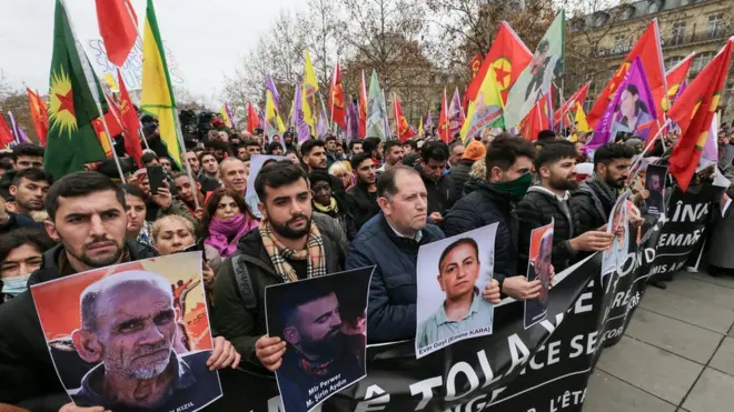 وقفة احتجاجية لأكراد فرنسا بعد هجوم باريس