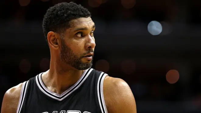 Tim Duncan jugó 19 temporadas con los Spurs de San Antonio, su único equipo con el que logró cinco anillos de campeonato.