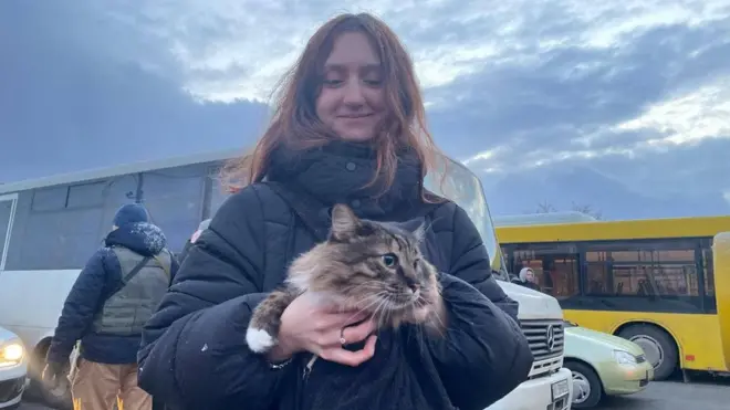 дівчина з котом