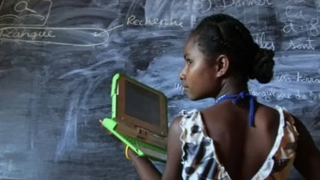 बोर्ड पर लिखती हुई लड़की