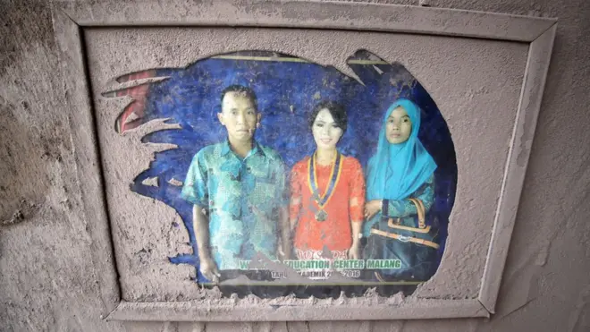 Foto keluarga tertutup material guguran awan panas Gunung Semeru di sebuah rumah di Desa Sumber Wuluh, Lumajang, Jawa Timur, Senin (06/12).