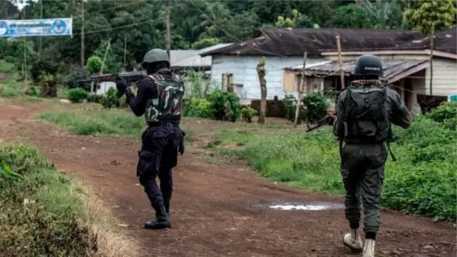 Gendarmes officers dey point gun