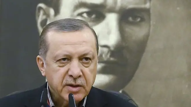 أردوغان يتحدث للصحفيين في المطار قبيل مغادرته في جولة خليجية