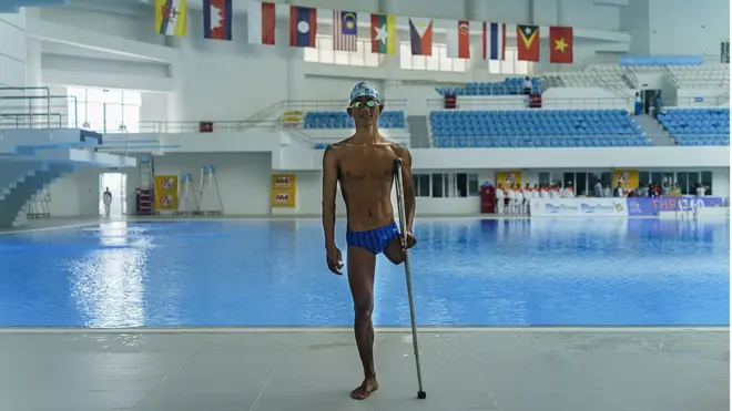 Atlet renang difabel Indonesia, Jendi Panggabean, berpose di arena renang menjelang ASEAN Para Games 2014 di Nay Pyi Daw, Myanmar. Pada perhelatan ASEAN Para Games 2017, Jendi telah menyumbangkan lima medali emas.