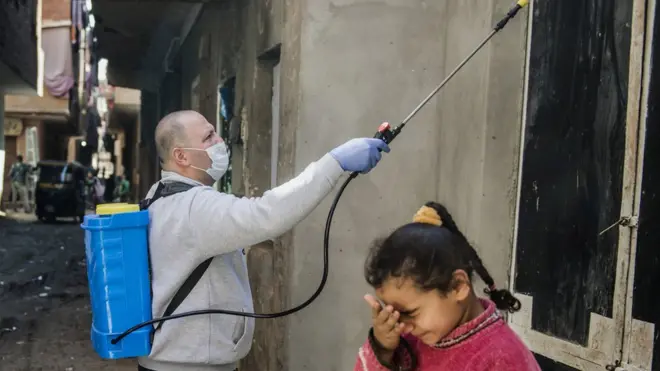 رش المواد المعقمة في شوارع مصر