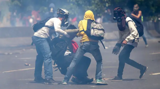Varias personas encapuchadas han protagonizado enfrentamientos con la policía durante las protestas en Caracas.
