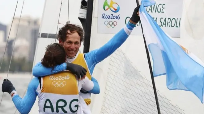 Regatistas abrazándose