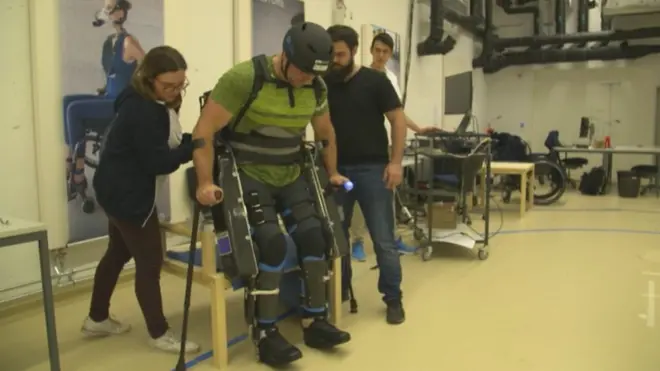 جهاز يساعد أصحاب الإعاقة الجسدية بمهامهم اليومية مثل المشي أو صعود السلالم